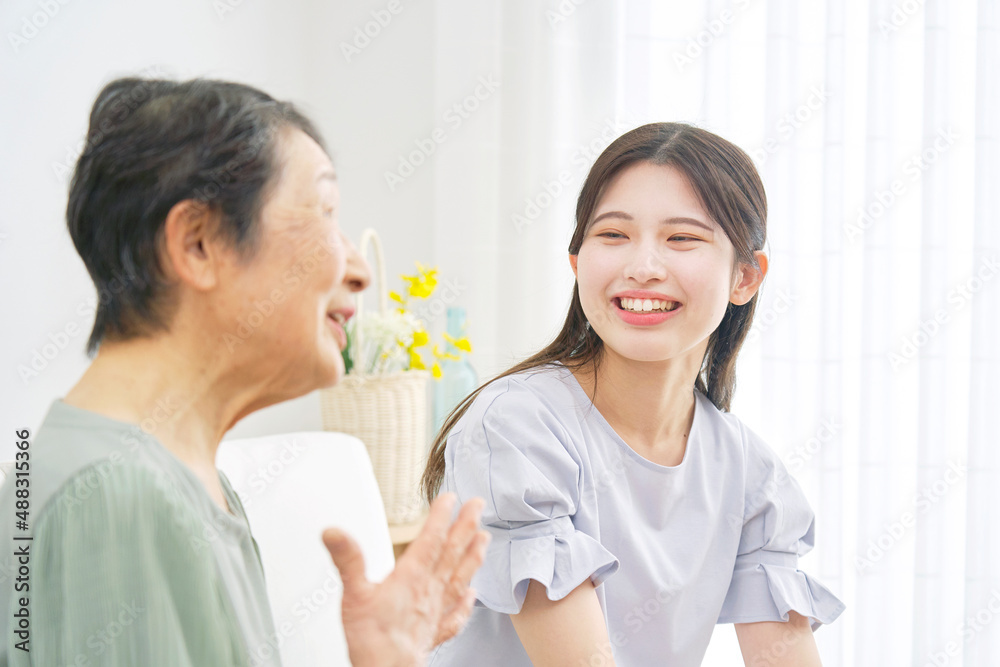孫と祖母 会話 リビング 孫と祖母 会話 リビング