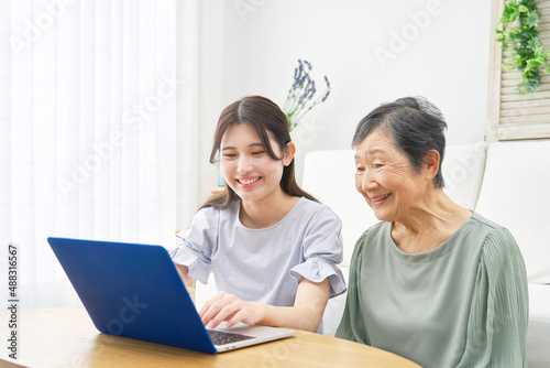 孫と祖母　パソコン　リビング © siro46