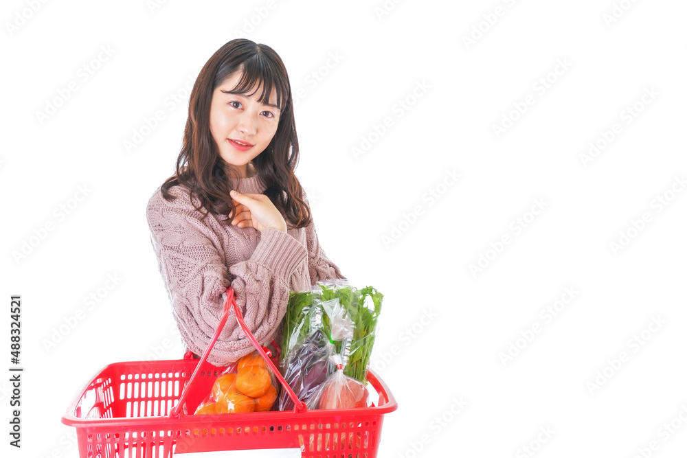 食料品の買い物をする若い女性 食料品の買い物をする若い女性