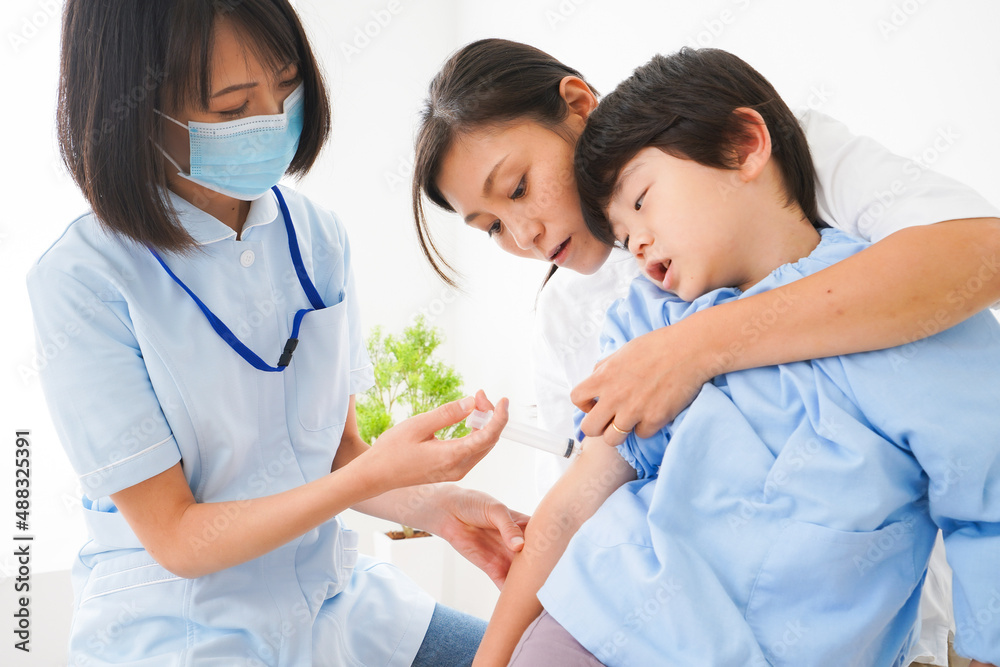 予防接種をする小さな男の子