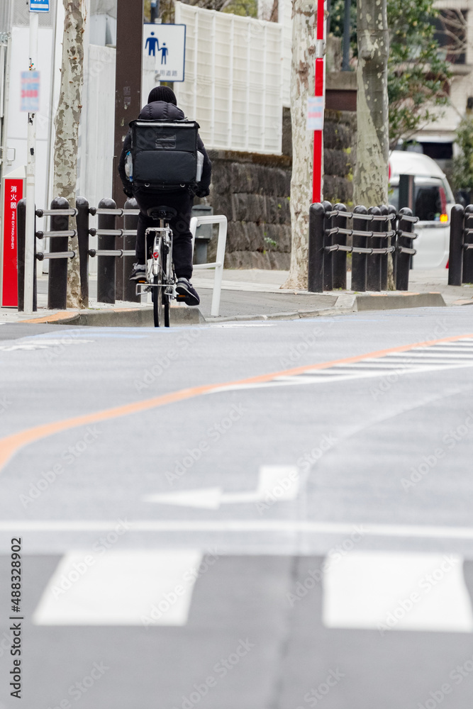 自転車でフードデリバリーをする仕事。東京の赤坂9丁目で見える光景
