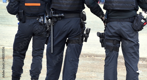 Polizisten in schwarzer Uniform bei einem Einsatz