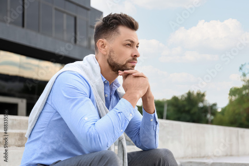 Handsome businessman sittin...