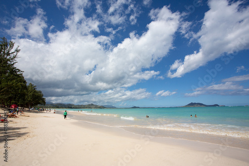 Fototapeta Naklejka Na Ścianę i Meble -  白い砂浜と水色の海、青空が美しいハワイオワフ島のカイルアビーチ
