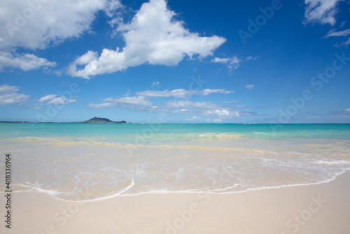 Fototapeta Naklejka Na Ścianę i Meble -  ハワイのオワフ島の誰もいない美しいカイルアビーチ