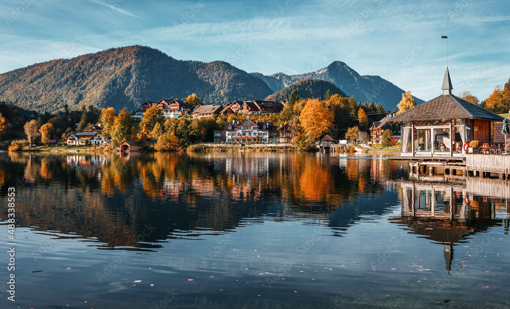Naklejka premium Amazing sunny day on the mountain lake. Grundlsee lake in Autumn season. Amazing nature landscape, Concept of an ideal resting place. Stunning nature background. Creative image.