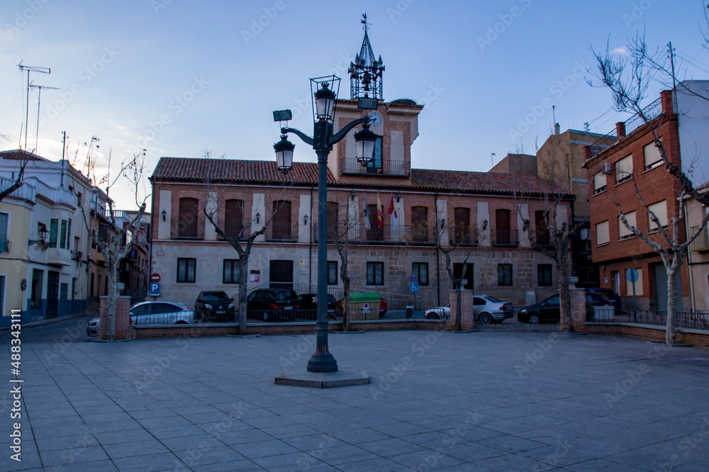 Naklejka premium Plaza Constitución, Ayuntamiento, Navahermosa, Toledo, Montes de Toledo, Castilla la Mancha, España