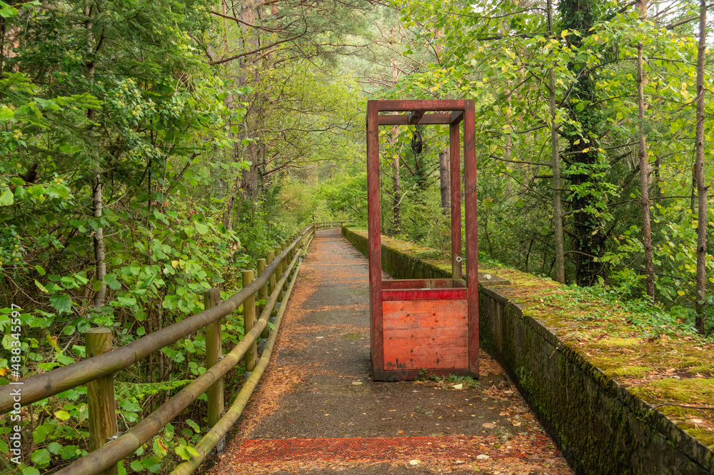Parte del recorrido del camino adaptado de Santa Elena a principios de otoño por una pasarela recubierta de hojas y rodeado de denso bosque y donde nos vamos encontrando sorpresas como este pozo rojo. Parte del recorrido del camino adaptado de Santa Elena a principios de otoño por una pasarela recubierta de hojas y rodeado de denso bosque y donde nos vamos encontrando sorpresas como este pozo rojo.