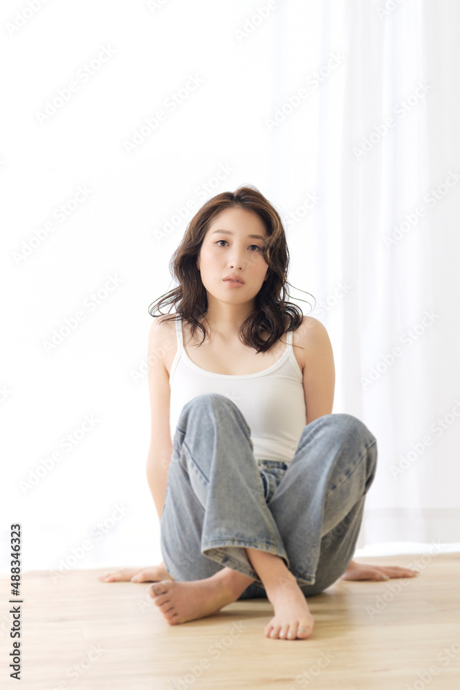 リビングの女性 リビングの女性