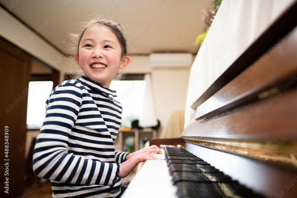 ピアノを弾く少女