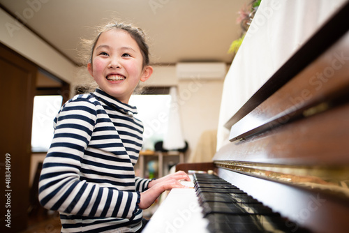 Obraz na płótnie ピアノを弾く少女 w salonie