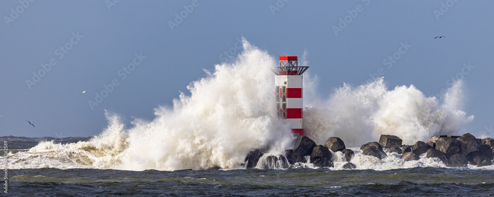 modder Laptop attribuut Stockfoto Lighthouse on the south pier in IJmuiden, Netherlands, being  struck by big breaking waves caused by the storm Dudley in february 2022 |  Adobe Stock