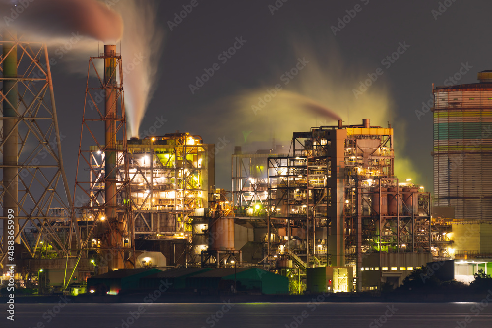 洞海湾を望む美しい北九州の工場夜景
