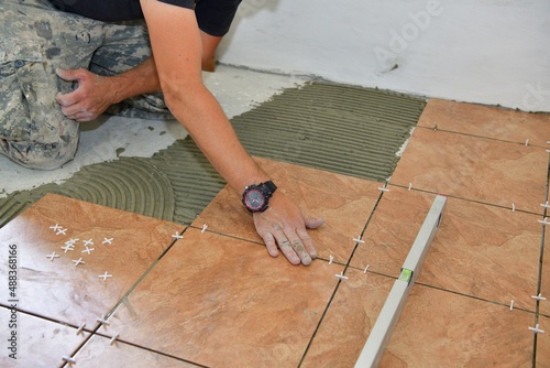 Obraz na płótnie Floor reconstruction and replacement of floor tiles w salonie