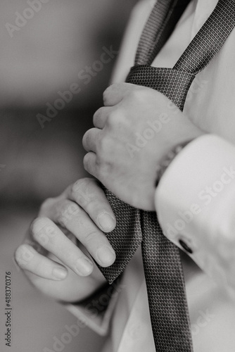 Homme nouant sa cravate