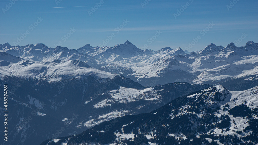Alpenpanorama im Winter mit Blick über das Tal