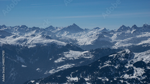 Alpenpanorama im Winter mit Blick   ber das Tal