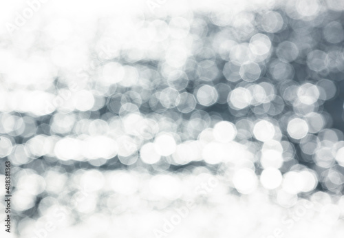 Bokeh Lichteffekte auf unscharfem Wasser
