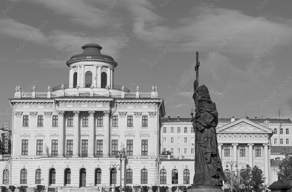 Pashkov house neoclassical mansion that stands on a hill overlooking the western wall of the Moscow Kremlin, near the crossing of the Mokhovaya and Vozdvizhenka streets. Pashkov house neoclassical mansion that stands on a hill overlooking the western wall of the Moscow Kremlin, near the crossing of the Mokhovaya and Vozdvizhenka streets.
