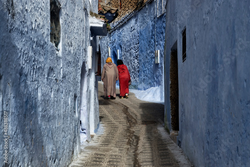 Women walking in the old town of Chefchaouen © Lucia Tieko