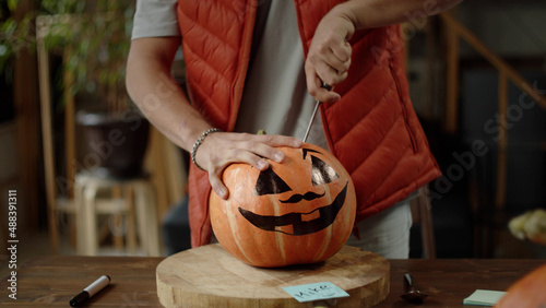 фотографія Cutting the top of the halloween pumpkin close-up