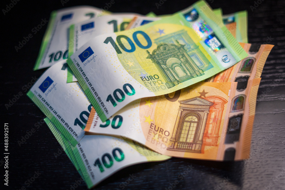 zbliżenia euro. europejskie pieniądze w gotówce. Banknoty  euro.. - obrazy, fototapety, plakaty 