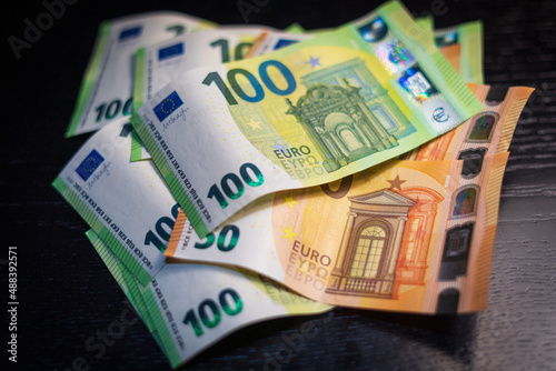 Pieniądze, tło w banknotach euro. Pieniądze rozrzucone na biurku. Fotografia dla koncepcji finansów i gospodarki. Banknoty euro..