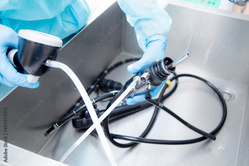 Mycie i sterylizacja endoskopu po badaniu gastroskopii. Procedura czyszczenia sprzętu medycznego. - obrazy, fototapety, plakaty 