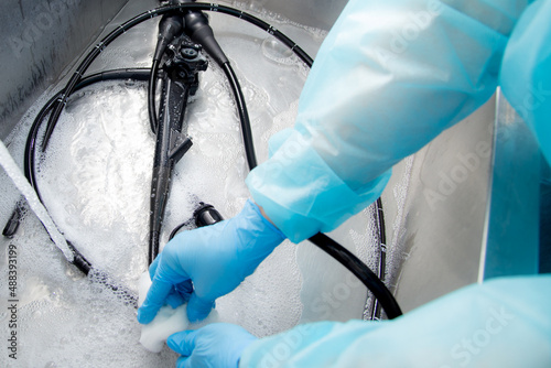 Mycie i sterylizacja endoskopu po badaniu gastroskopii. Procedura czyszczenia sprzętu medycznego.