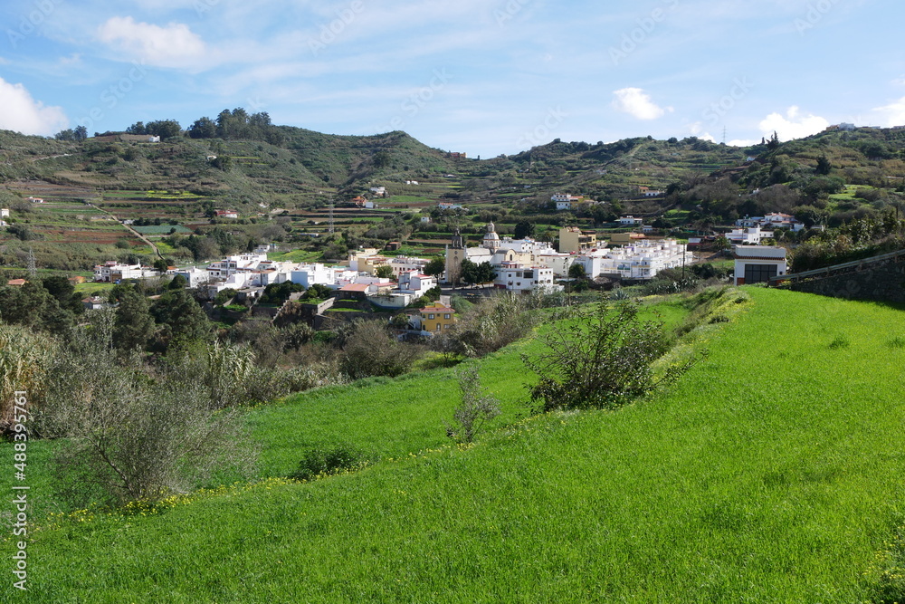 Landschaft mit Wiese und Dorf auf Gran Canaria