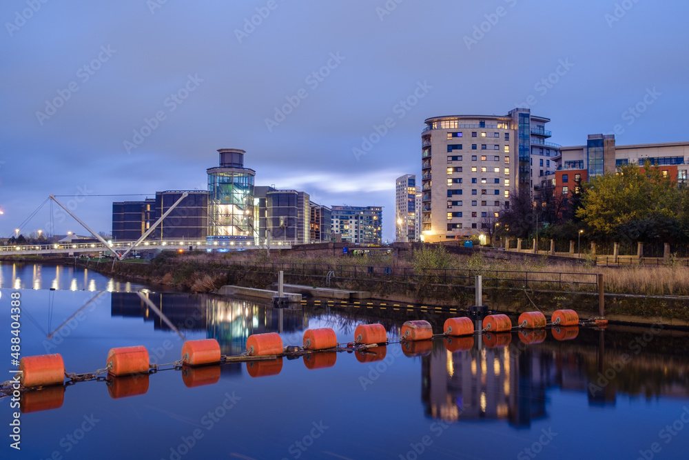 Fototapeta premium leeds docks at nightime 