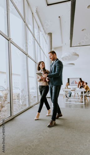 Young entrepreneur couple w...
