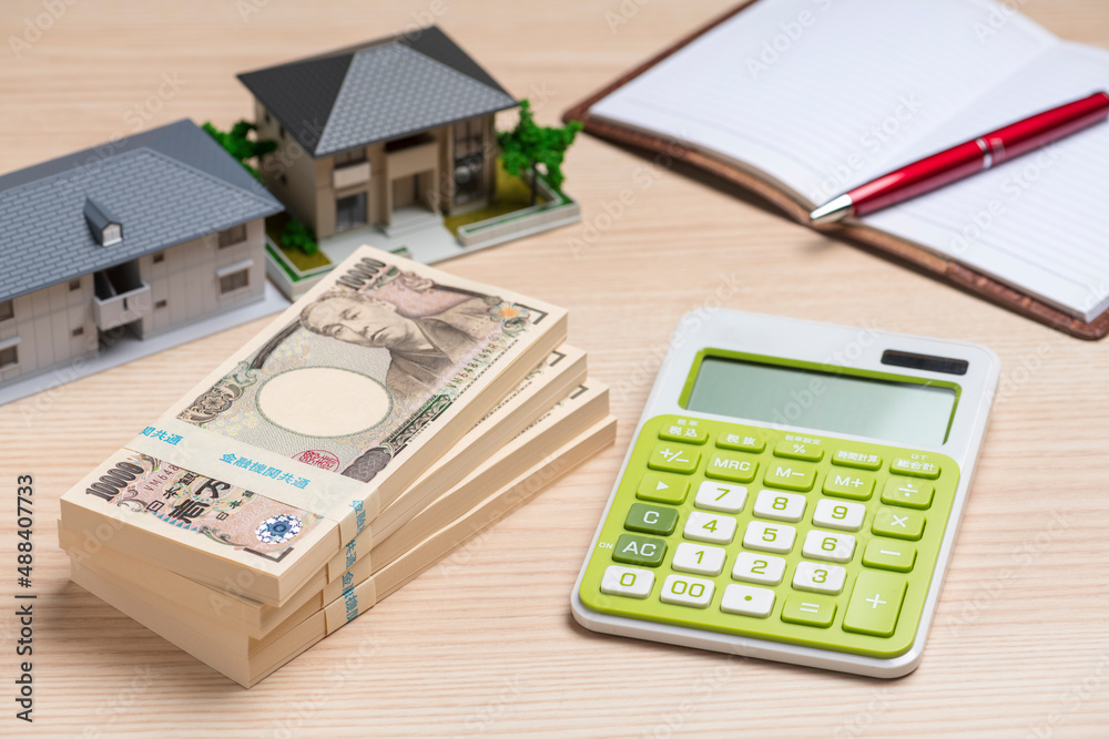 札束（お金）と住宅模型