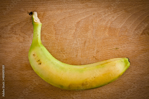Banana sul tavolo di legno. 