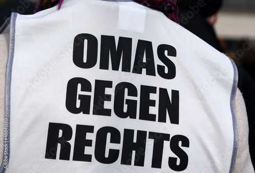 Fotografía Aufschrift auf einer Demo: Omas gegen Rechts