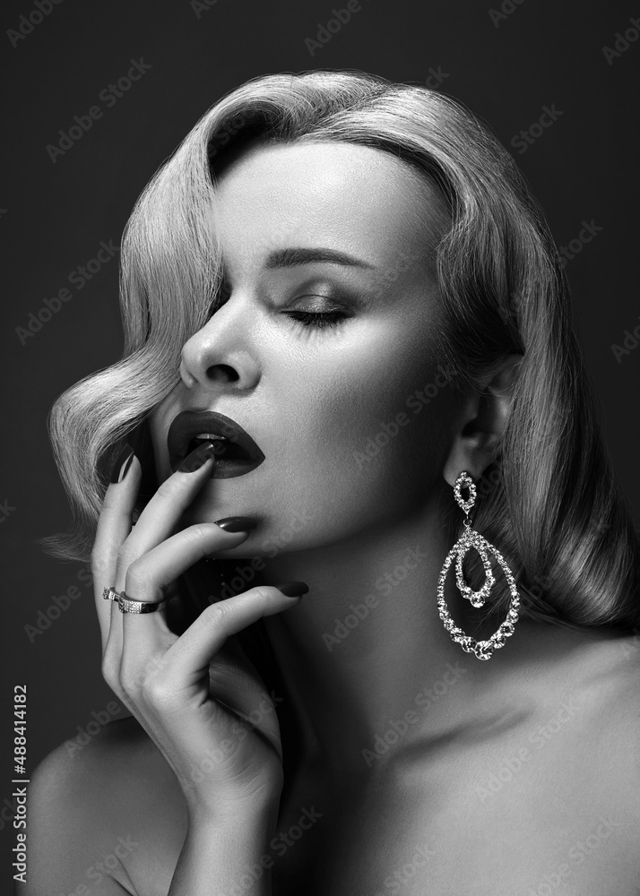 Fototapeta premium Beautiful Woman with Fashion Make-up and Blond Wave Hairstyle. Glamour American Diva Style with Brilliant Accessories