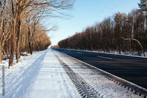 Beautiful winter weather new asphalt road © levenko