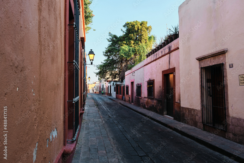 Fototapeta premium Calles coloniales con construcciones coloridas del centro histórico de Querétaro 