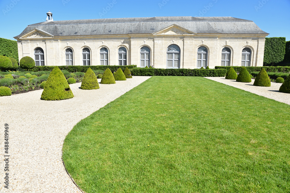 Naklejka premium Pelouse et orangerie en été à Sceaux. France