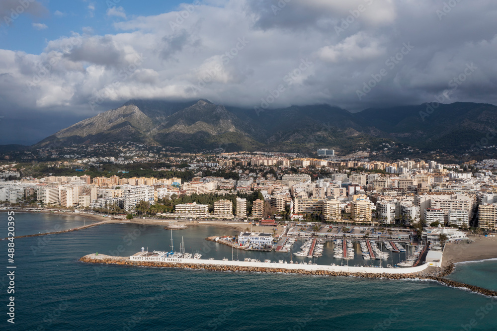 vista aérea del bonito puerto deportivo del municipio de Marbella, España