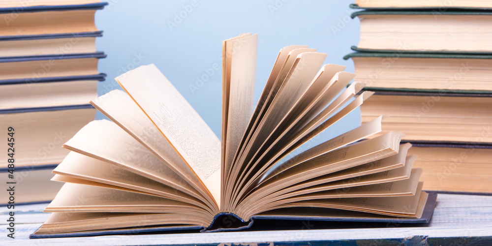 Naklejka premium Old books on a wooden shelf. Back to school