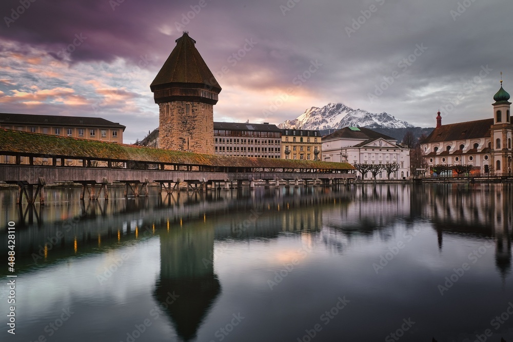 Das ist die Schweizer Kappelbrücke aus Luzern.