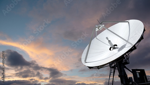Tableau sur toile Big parabolic antenna against dramatic sky