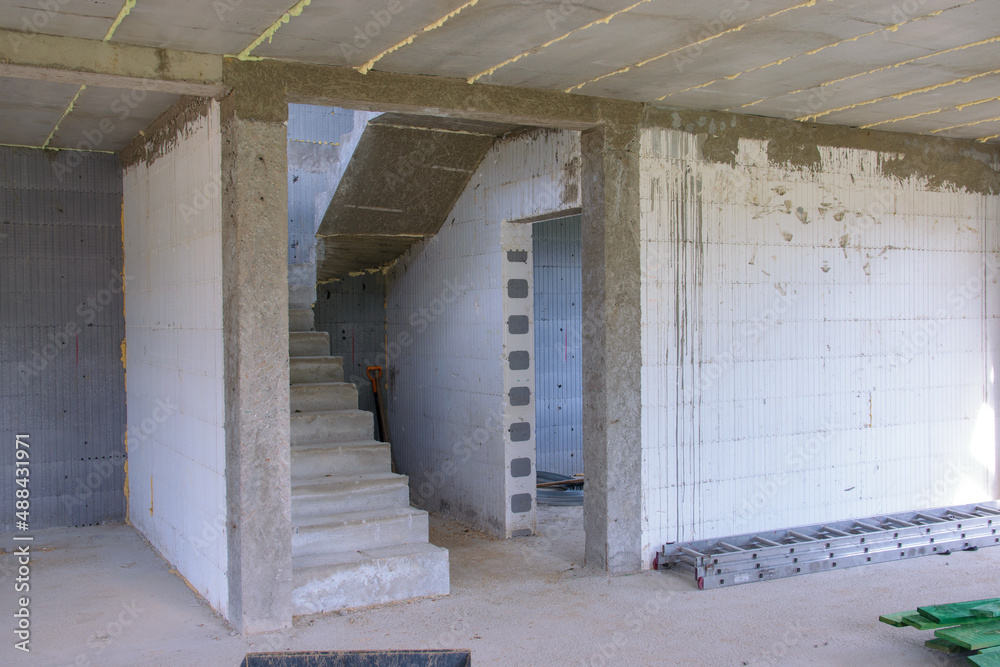 Fototapeta Remont domu. Budowa schodów. Surowe betonowe ściany.