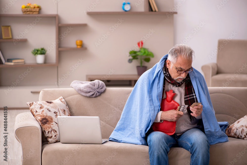 Obraz premium Old man suffering at home