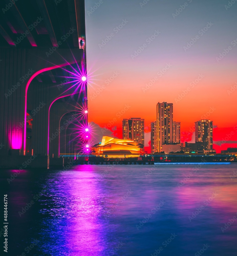 Obraz premium city skyline at sunset miami sea lights buildings colors sea lights beautiful cute 