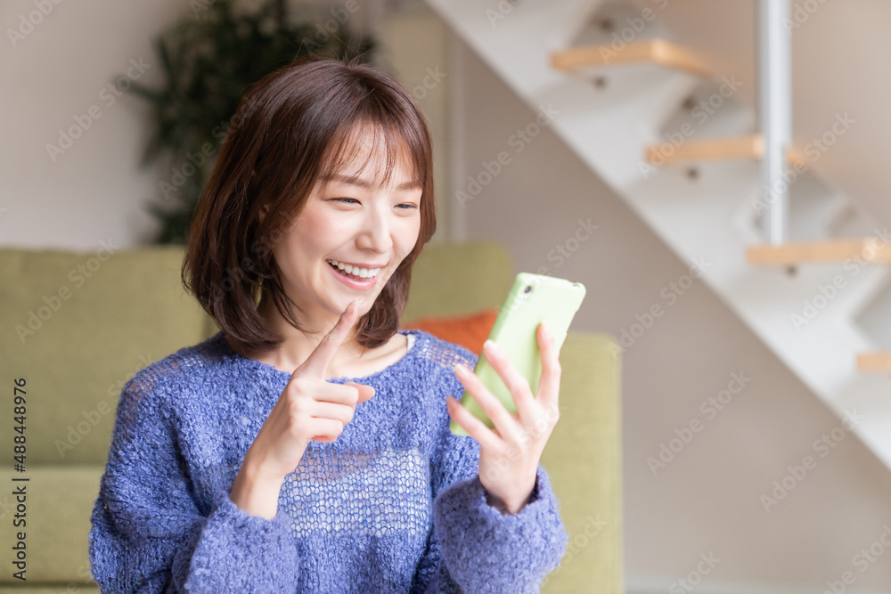 スマホを見る女性 スマホを見る女性