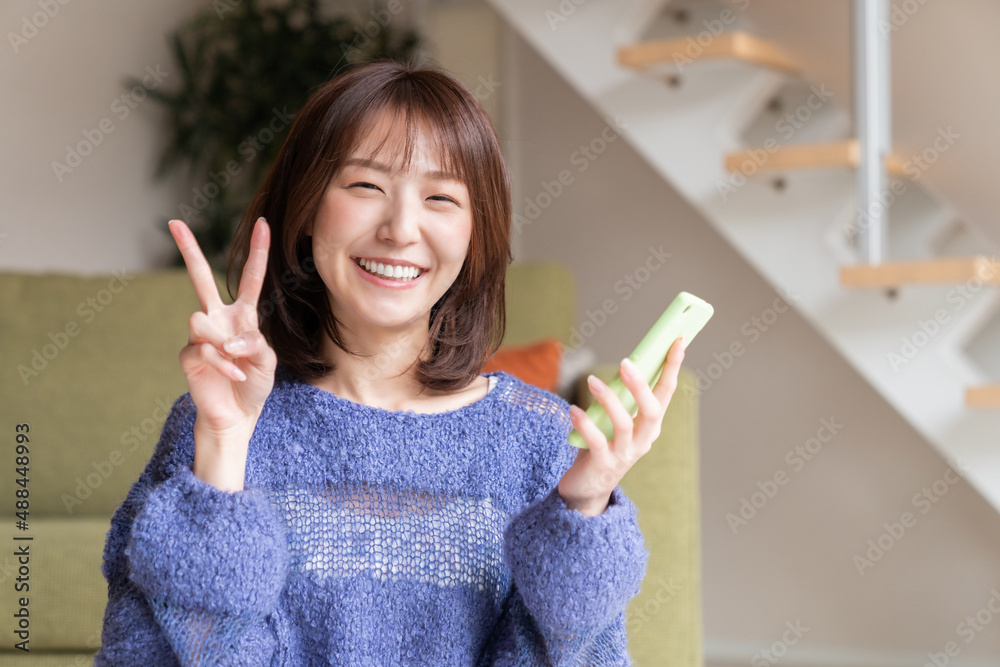 スマホを見る女性