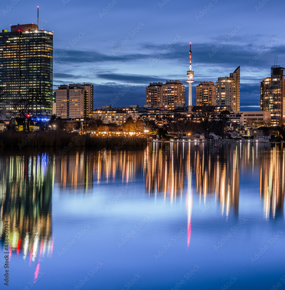 Obraz premium Vienna, Austria: city skyline in the night reflected in the Danube river