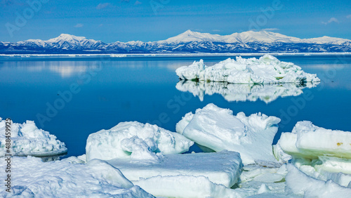 流氷の浮かぶ海　知床　冬の絶景